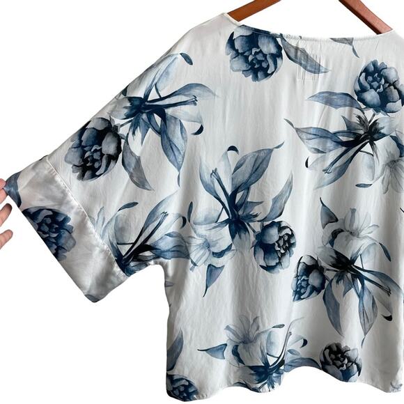 Go By GoSilk Minimalist Floral Short Sleeve Silk Blouse - Picture 7 of 10